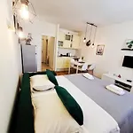 Апартаменты Vikttoria Urban Oasis , Explore With Free Public Parking *