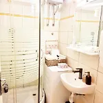 Apartment Vikttoria Urban Oasis , Explore With Free Public Parking *